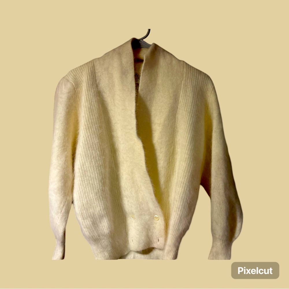 White cardigan, made 50 percent from sheep wool.
40 percent Angora